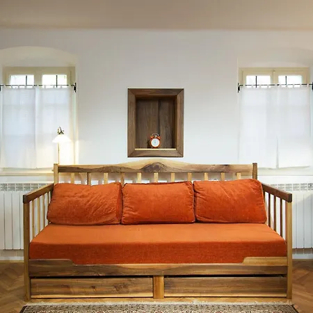 Nyaraló House, Garden And A Cat